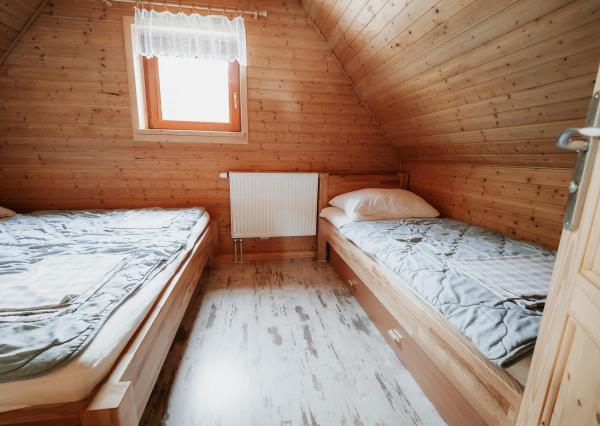 EXKLUZÍVNE Vám ponúkame na predaj dvojpodlažnú rekreačnú chatu s moderným interiérom v časti obce Litmanová