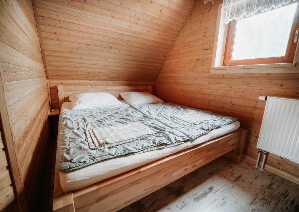 EXKLUZÍVNE Vám ponúkame na predaj dvojpodlažnú rekreačnú chatu s moderným interiérom v časti obce Litmanová