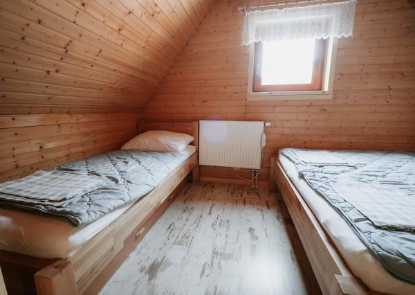 EXKLUZÍVNE Vám ponúkame na predaj dvojpodlažnú rekreačnú chatu s moderným interiérom v časti obce Litmanová