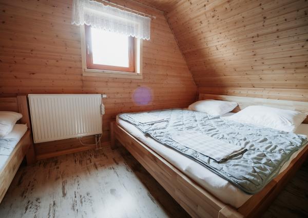 EXKLUZÍVNE Vám ponúkame na predaj dvojpodlažnú rekreačnú chatu s moderným interiérom v časti obce Litmanová