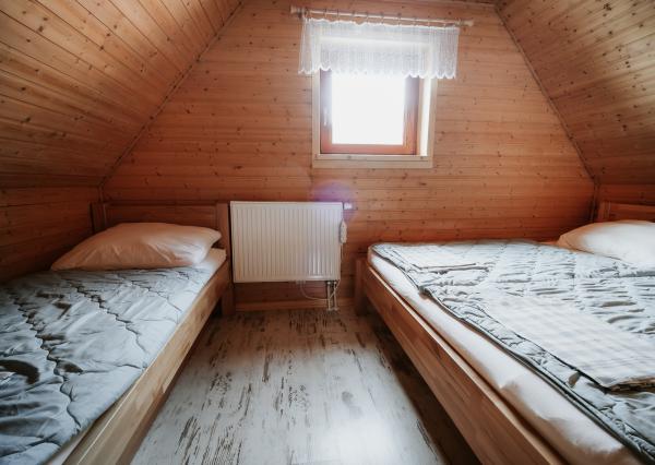 EXKLUZÍVNE Vám ponúkame na predaj dvojpodlažnú rekreačnú chatu s moderným interiérom v časti obce Litmanová