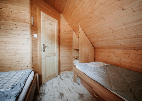 EXKLUZÍVNE Vám ponúkame na predaj dvojpodlažnú rekreačnú chatu s moderným interiérom v časti obce Litmanová