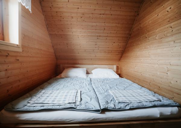 EXKLUZÍVNE Vám ponúkame na predaj dvojpodlažnú rekreačnú chatu s moderným interiérom v časti obce Litmanová