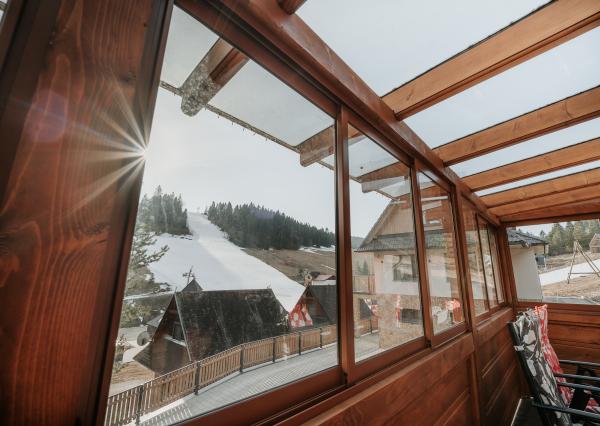 EXKLUZÍVNE Vám ponúkame na predaj dvojpodlažnú rekreačnú chatu s moderným interiérom v časti obce Litmanová