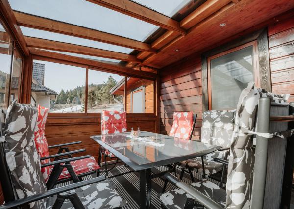 EXKLUZÍVNE Vám ponúkame na predaj dvojpodlažnú rekreačnú chatu s moderným interiérom v časti obce Litmanová