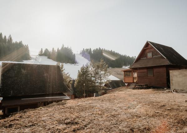 EXKLUZÍVNE Vám ponúkame na predaj dvojpodlažnú rekreačnú chatu s moderným interiérom v časti obce Litmanová