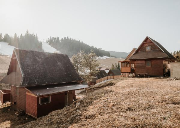 EXKLUZÍVNE Vám ponúkame na predaj dvojpodlažnú rekreačnú chatu s moderným interiérom v časti obce Litmanová