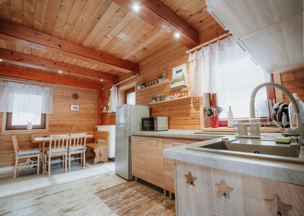 EXKLUZÍVNE Vám ponúkame na predaj dvojpodlažnú rekreačnú chatu s moderným interiérom v časti obce Litmanová