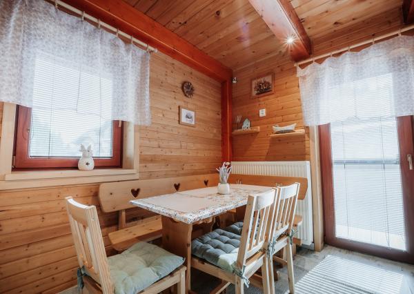 EXKLUZÍVNE Vám ponúkame na predaj dvojpodlažnú rekreačnú chatu s moderným interiérom v časti obce Litmanová