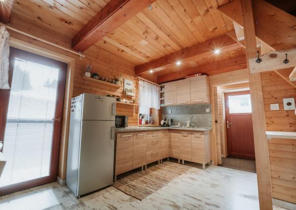 EXKLUZÍVNE Vám ponúkame na predaj dvojpodlažnú rekreačnú chatu s moderným interiérom v časti obce Litmanová