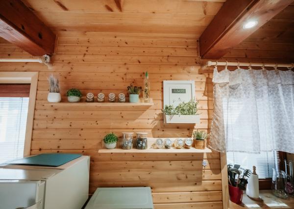 EXKLUZÍVNE Vám ponúkame na predaj dvojpodlažnú rekreačnú chatu s moderným interiérom v časti obce Litmanová