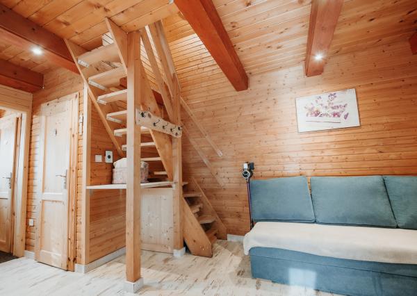 EXKLUZÍVNE Vám ponúkame na predaj dvojpodlažnú rekreačnú chatu s moderným interiérom v časti obce Litmanová