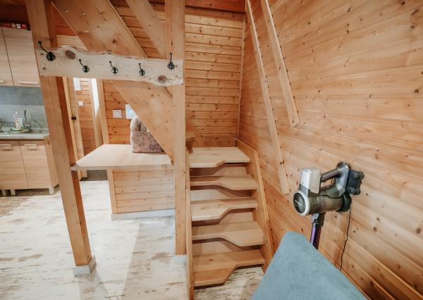 EXKLUZÍVNE Vám ponúkame na predaj dvojpodlažnú rekreačnú chatu s moderným interiérom v časti obce Litmanová