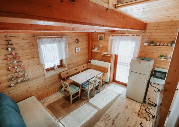 EXKLUZÍVNE Vám ponúkame na predaj dvojpodlažnú rekreačnú chatu s moderným interiérom v časti obce Litmanová