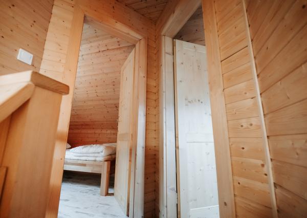 EXKLUZÍVNE Vám ponúkame na predaj dvojpodlažnú rekreačnú chatu s moderným interiérom v časti obce Litmanová