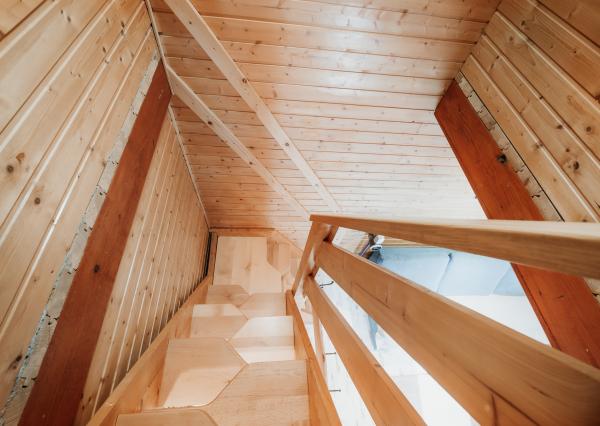 EXKLUZÍVNE Vám ponúkame na predaj dvojpodlažnú rekreačnú chatu s moderným interiérom v časti obce Litmanová