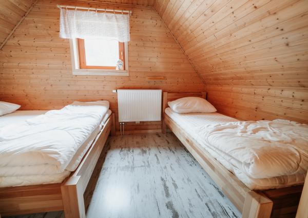 EXKLUZÍVNE Vám ponúkame na predaj dvojpodlažnú rekreačnú chatu s moderným interiérom v časti obce Litmanová