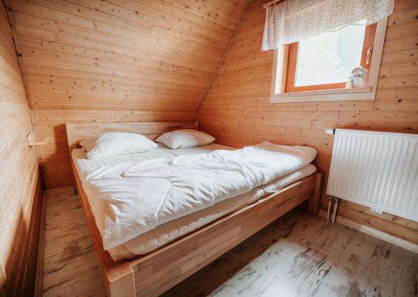 EXKLUZÍVNE Vám ponúkame na predaj dvojpodlažnú rekreačnú chatu s moderným interiérom v časti obce Litmanová