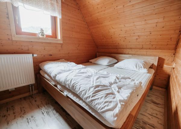 EXKLUZÍVNE Vám ponúkame na predaj dvojpodlažnú rekreačnú chatu s moderným interiérom v časti obce Litmanová