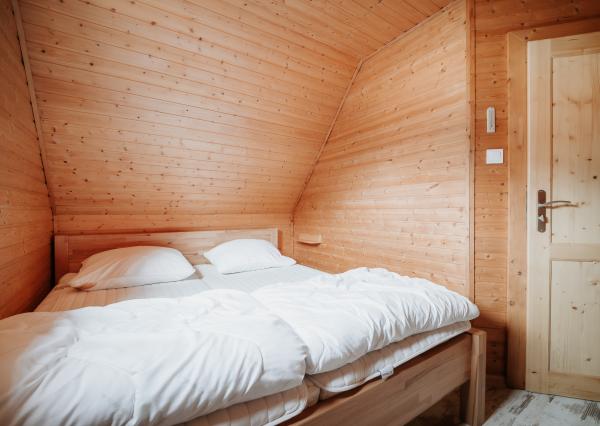 EXKLUZÍVNE Vám ponúkame na predaj dvojpodlažnú rekreačnú chatu s moderným interiérom v časti obce Litmanová