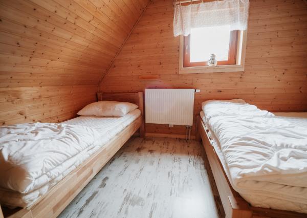 EXKLUZÍVNE Vám ponúkame na predaj dvojpodlažnú rekreačnú chatu s moderným interiérom v časti obce Litmanová