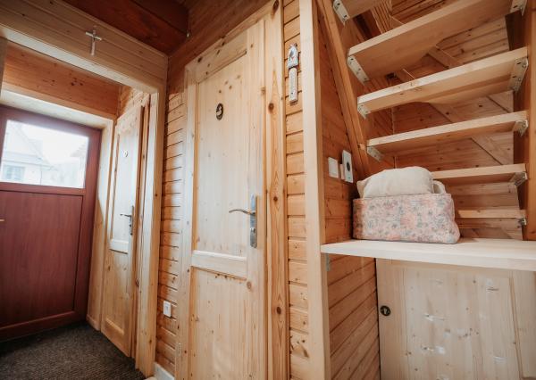 EXKLUZÍVNE Vám ponúkame na predaj dvojpodlažnú rekreačnú chatu s moderným interiérom v časti obce Litmanová