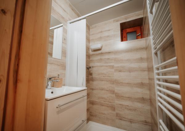 EXKLUZÍVNE Vám ponúkame na predaj dvojpodlažnú rekreačnú chatu s moderným interiérom v časti obce Litmanová