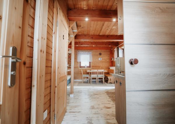 EXKLUZÍVNE Vám ponúkame na predaj dvojpodlažnú rekreačnú chatu s moderným interiérom v časti obce Litmanová