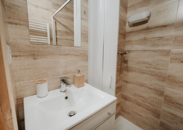 EXKLUZÍVNE Vám ponúkame na predaj dvojpodlažnú rekreačnú chatu s moderným interiérom v časti obce Litmanová