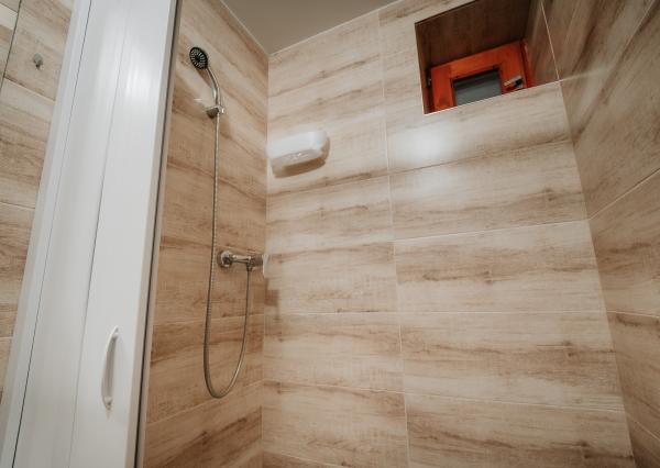 EXKLUZÍVNE Vám ponúkame na predaj dvojpodlažnú rekreačnú chatu s moderným interiérom v časti obce Litmanová