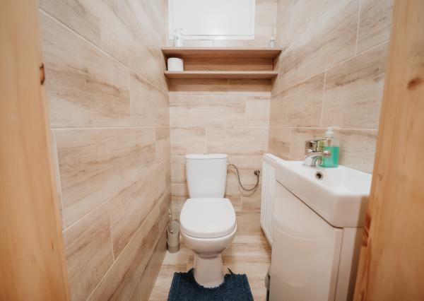 EXKLUZÍVNE Vám ponúkame na predaj dvojpodlažnú rekreačnú chatu s moderným interiérom v časti obce Litmanová