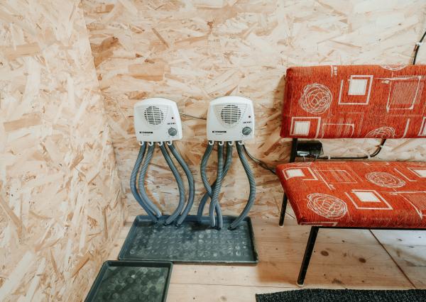 EXKLUZÍVNE Vám ponúkame na predaj dvojpodlažnú rekreačnú chatu s moderným interiérom v časti obce Litmanová