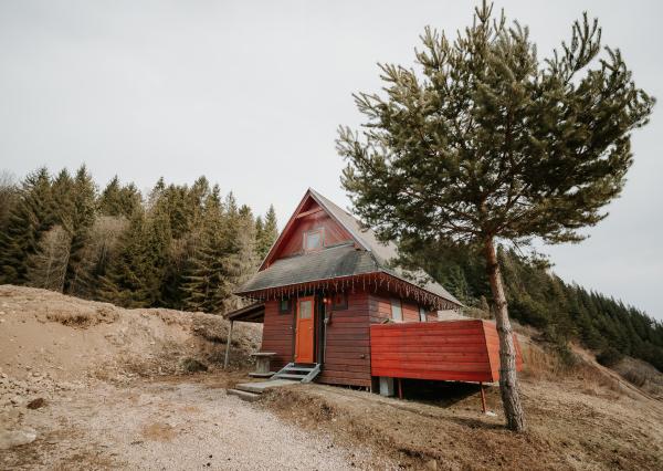 EXKLUZÍVNE Vám ponúkame na predaj dvojpodlažnú rekreačnú chatu s moderným interiérom v časti obce Litmanová