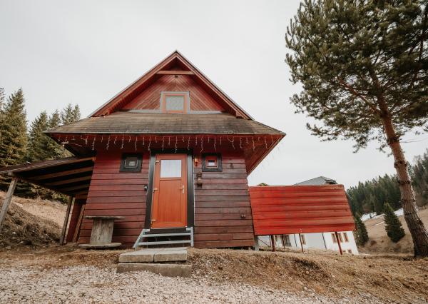 EXKLUZÍVNE Vám ponúkame na predaj dvojpodlažnú rekreačnú chatu s moderným interiérom v časti obce Litmanová