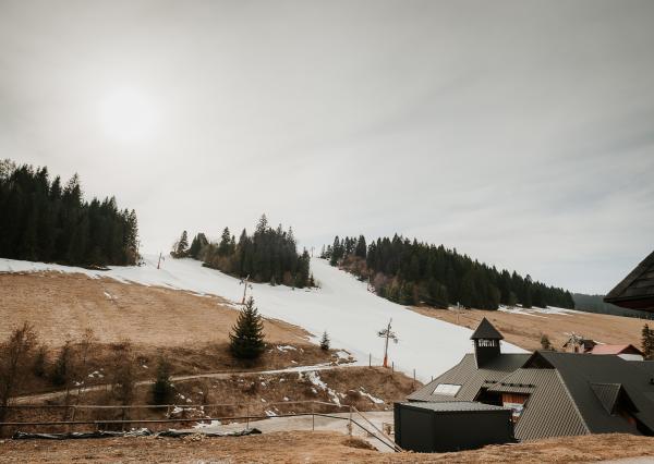 EXKLUZÍVNE Vám ponúkame na predaj dvojpodlažnú rekreačnú chatu s moderným interiérom v časti obce Litmanová