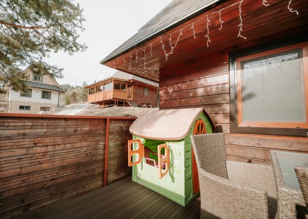 EXKLUZÍVNE Vám ponúkame na predaj dvojpodlažnú rekreačnú chatu s moderným interiérom v časti obce Litmanová