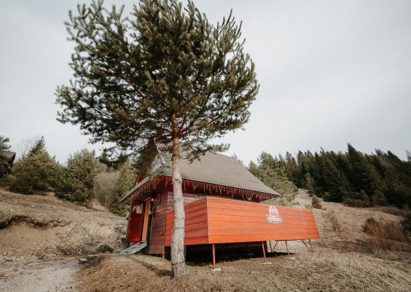 EXKLUZÍVNE Vám ponúkame na predaj dvojpodlažnú rekreačnú chatu s moderným interiérom v časti obce Litmanová
