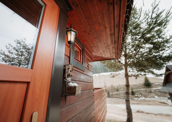 EXKLUZÍVNE Vám ponúkame na predaj dvojpodlažnú rekreačnú chatu s moderným interiérom v časti obce Litmanová