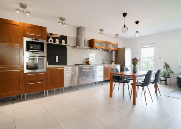 Ponúkame na predaj 4-izbový  mezonetový byt pri jazere v rodinnom dome  s parkovaním