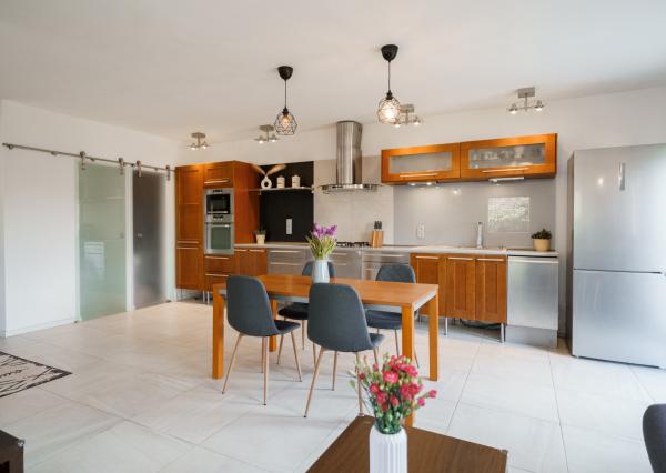 Ponúkame na predaj 4-izbový  mezonetový byt pri jazere v rodinnom dome  s parkovaním