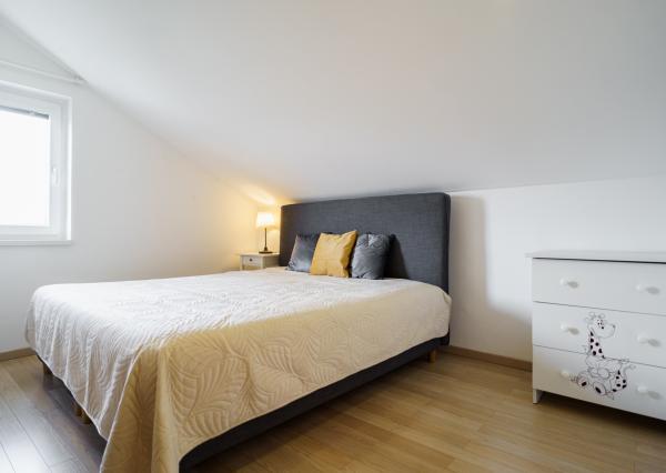 Ponúkame na predaj 4-izbový  mezonetový byt pri jazere v rodinnom dome  s parkovaním