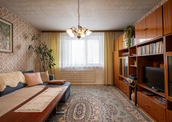 REZERVOVANÉ - Na predaj 3-izbový byt s loggiou – sídlisko Drieňová, Banská Štiavnica