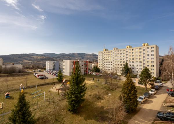 REZERVOVANÉ - Na predaj 3-izbový byt s loggiou – sídlisko Drieňová, Banská Štiavnica