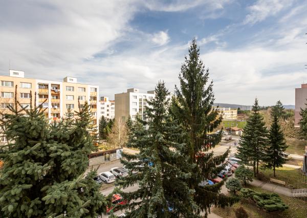 REZERVOVANÉ - Na predaj 3-izbový byt s loggiou – sídlisko Drieňová, Banská Štiavnica