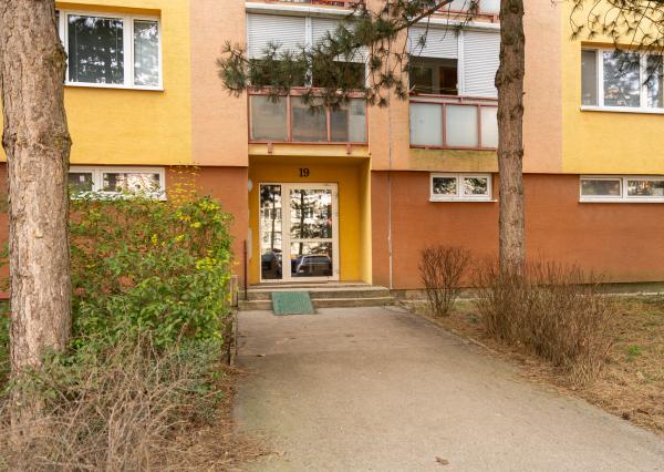 REZERVOVANÉ - Na predaj 3-izbový byt s loggiou – sídlisko Drieňová, Banská Štiavnica