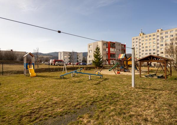 REZERVOVANÉ - Na predaj 3-izbový byt s loggiou – sídlisko Drieňová, Banská Štiavnica