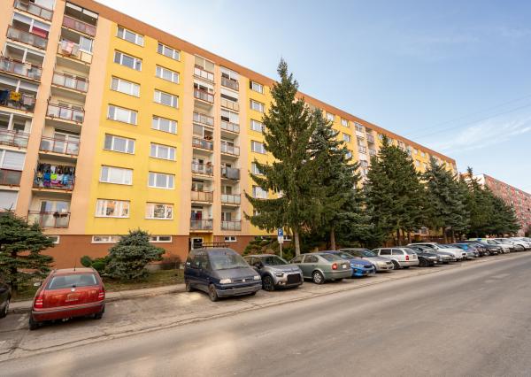 REZERVOVANÉ - Na predaj 3-izbový byt s loggiou – sídlisko Drieňová, Banská Štiavnica