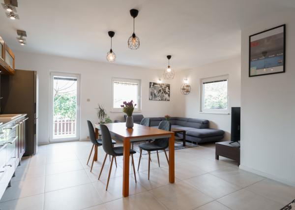 Ponúkame na predaj 4-izbový  mezonetový byt pri jazere v rodinnom dome  s parkovaním