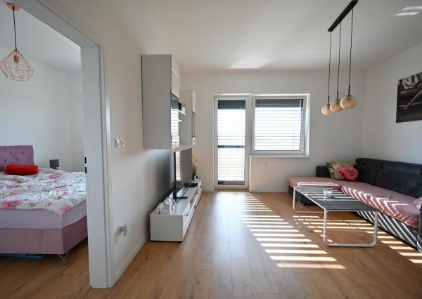 REZERVOVANÉ - PREDAJ, 2-IZBOVÝ BYT 46 m², TERASA 14 m², PARKOVACIE MIESTO 13 m², KOŠOLNÁ, OKRES TRNAVA