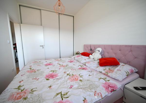 REZERVOVANÉ - PREDAJ, 2-IZBOVÝ BYT 46 m², TERASA 14 m², PARKOVACIE MIESTO 13 m², KOŠOLNÁ, OKRES TRNAVA